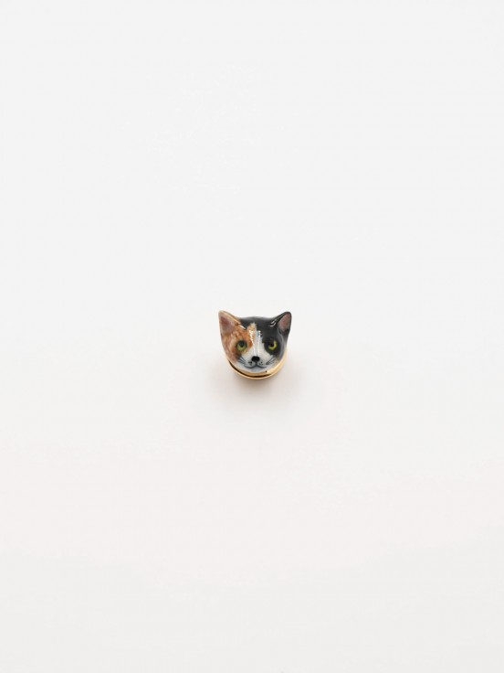 bijou pin's animal chat marron noir et blanc peint à la main en porcelaine