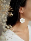 bijou boucles d'oreilles pendantes fleur blanche et dorée en porcelaine peinte à la main