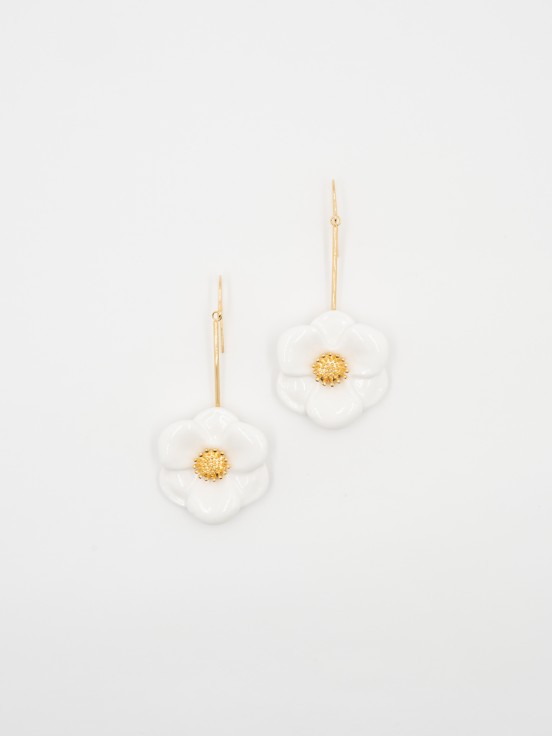 bijou boucles d'oreilles pendantes fleur blanche et dorée en porcelaine peinte à la main