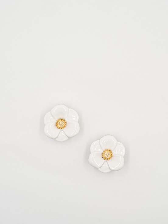 bijou boucles d'oreilles puces fleur blanche et dorée en porcelaine peinte à la main