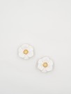 bijou boucles d'oreilles puces fleur blanche et dorée en porcelaine peinte à la main