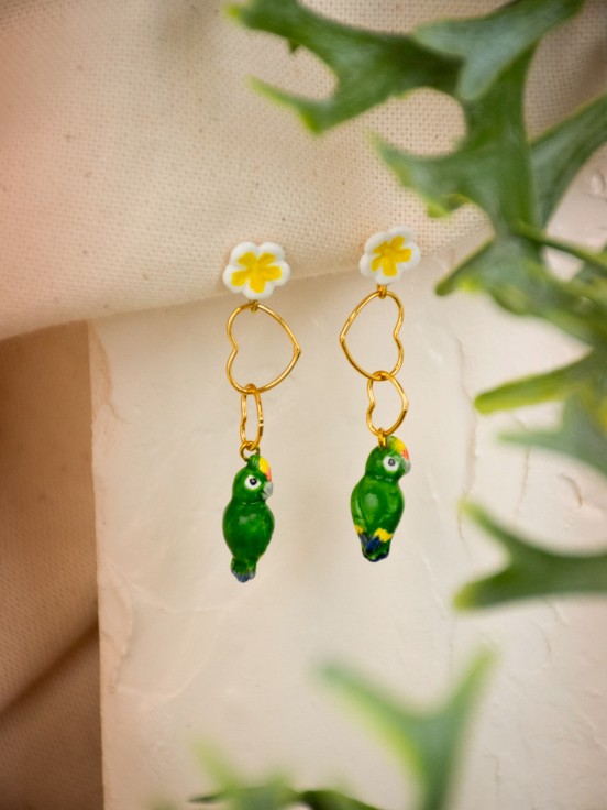 bijou boucles d'oreilles pendantes coeur et animal perroquet vert en porcelaine peinte à la main