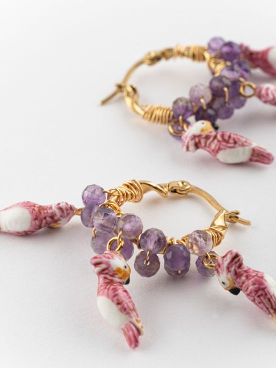 Petites créoles cacatoès & perles violettes
