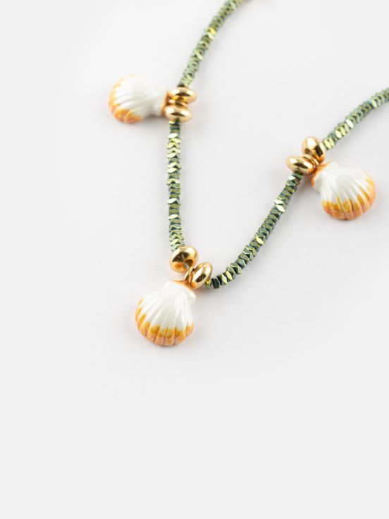 Collier perles d'hématite coquillages