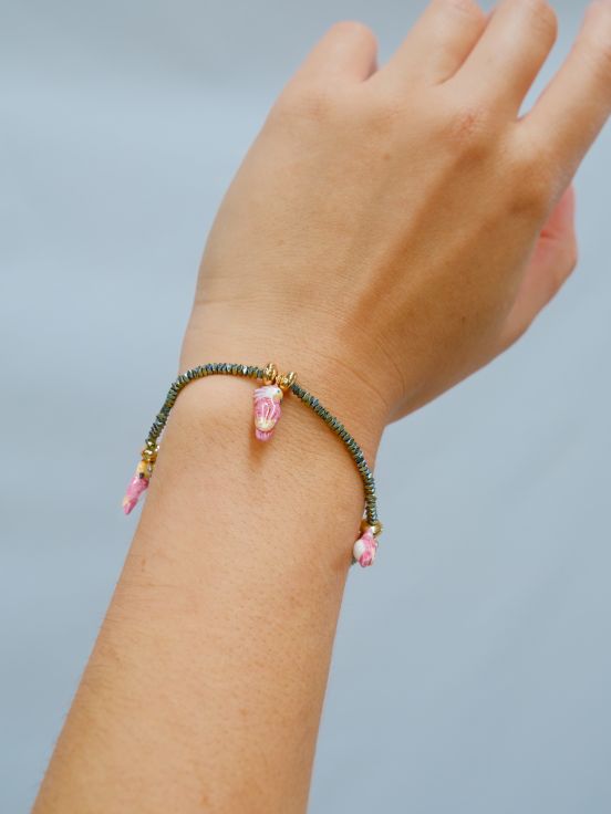 Pink cockatoo & hematite beads bracelet