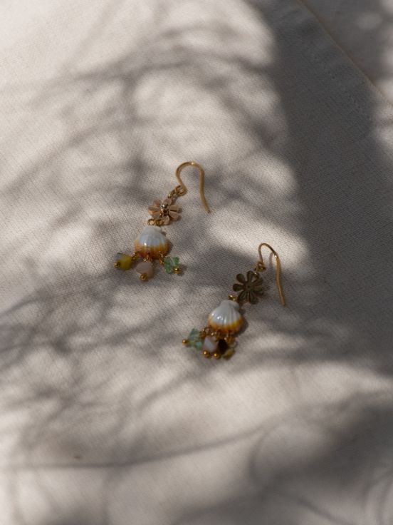 Pendants & shell earrings